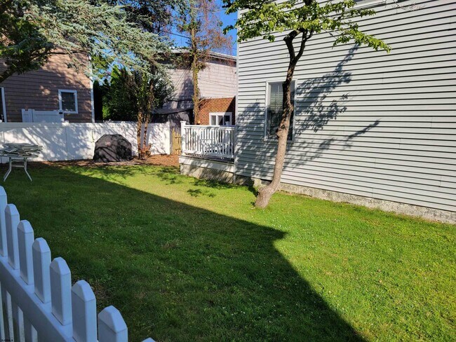 Building Photo - 8606 Monmouth Ave