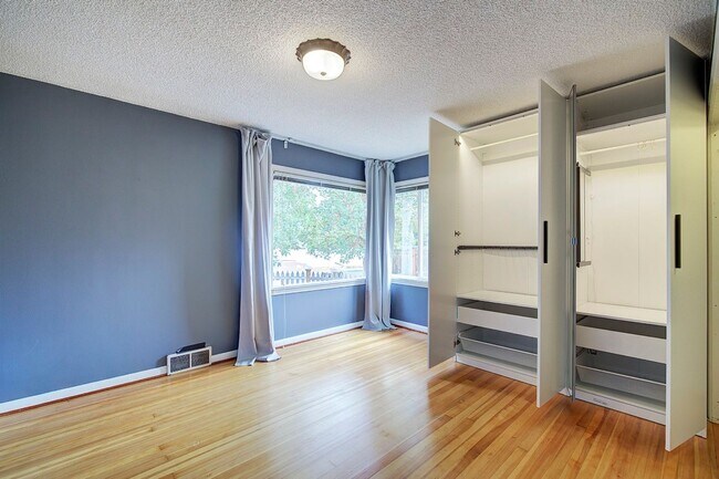 Building Photo - 4Bd/1.75Ba Edmonds House