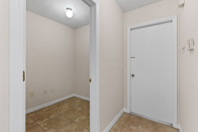 Building Photo - 3 Bedroom, 2 Bath Home in Broadmoor