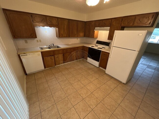 Building Photo - 2108 Hunt Dr