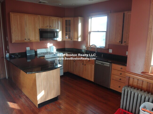 Building Photo - 26 Marathon St