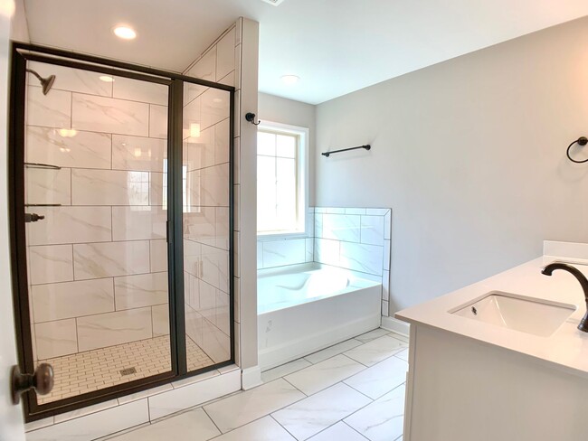 Building Photo - 733 Banister Dr