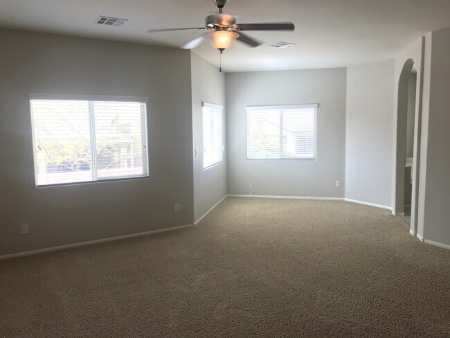 Building Photo - Beautiful DR Horton Home in Centennial Hil...