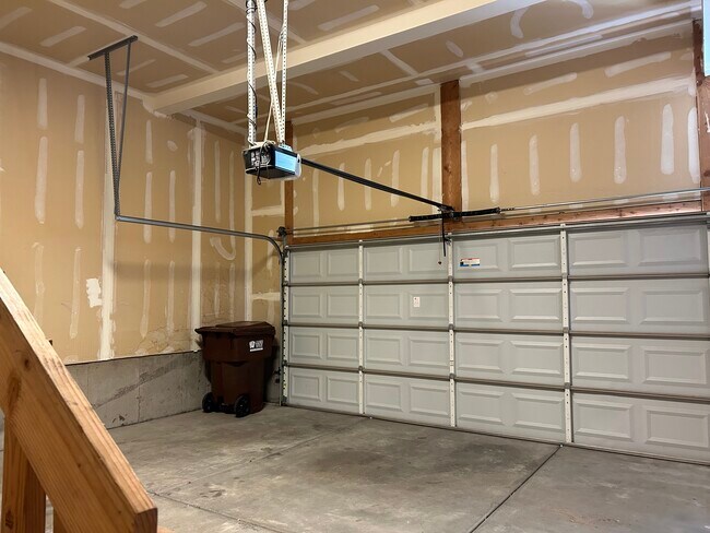 Garage - 114 W 3240 N