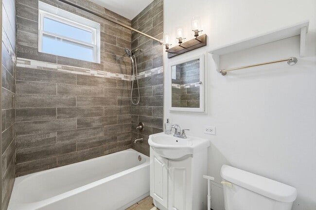 Building Photo - 1526 N Springfield Ave