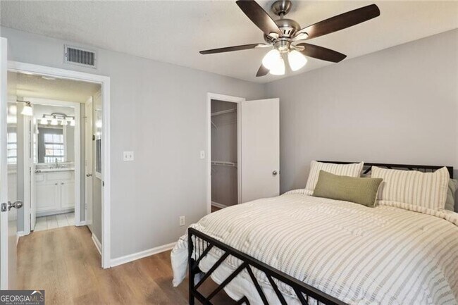 Building Photo - 1018 Chastain Park Ct NE