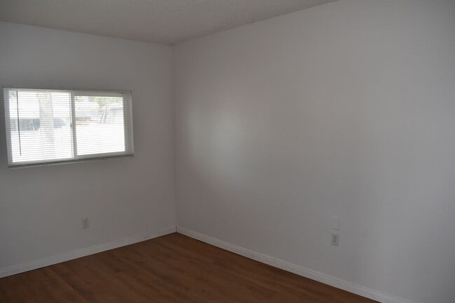 Building Photo - 2 Bedroom 1 Bath Single Level Unit- Lakeside