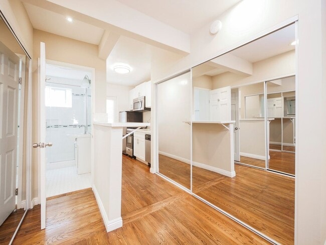 Interior Photo - 1215 Granville Ave