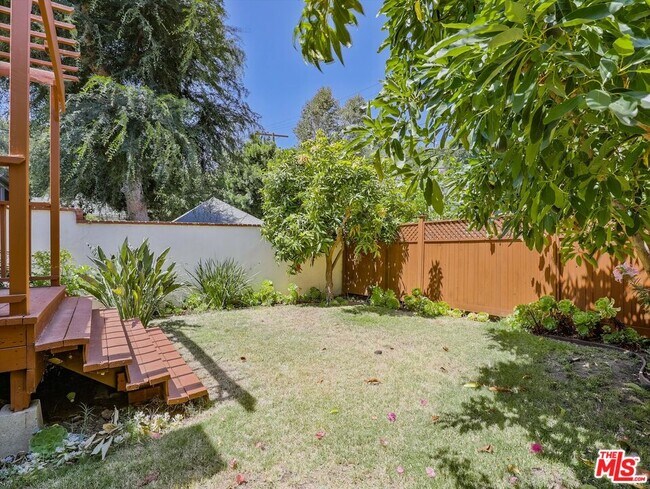 Building Photo - 4009 Beverly Glen Blvd