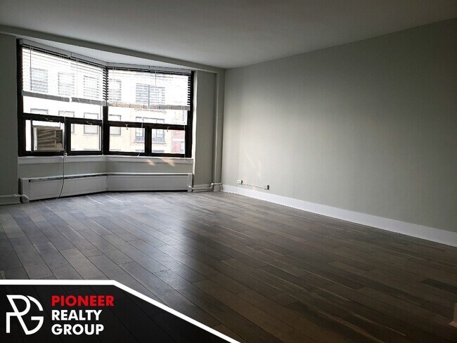 Building Photo - High rise in Lakeview East