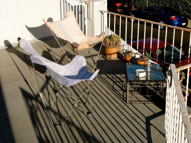 terrace - 8261 Romaine St