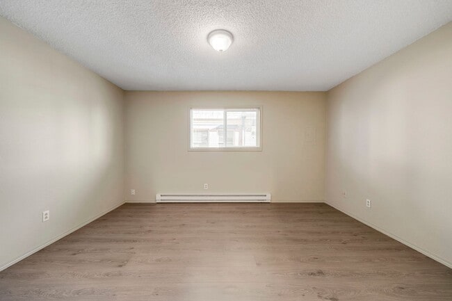 Building Photo - Charming 1-Bedroom in Portland’s Sullivan’s Gulch – MF 29 – NE 21st Ave