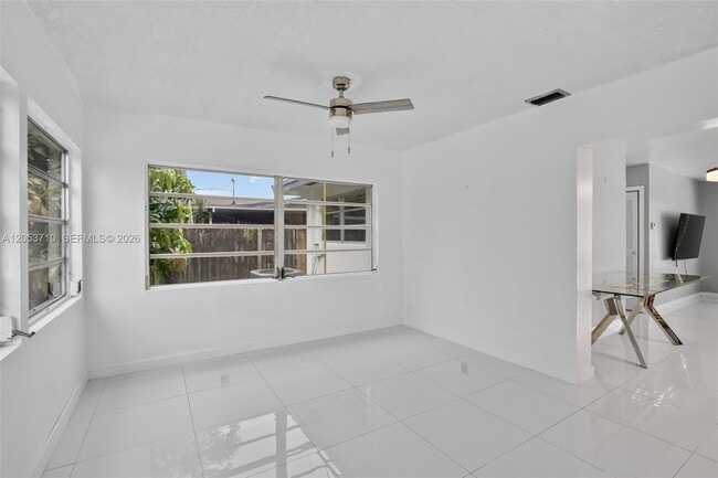 Building Photo - 2331 Flamingo Dr