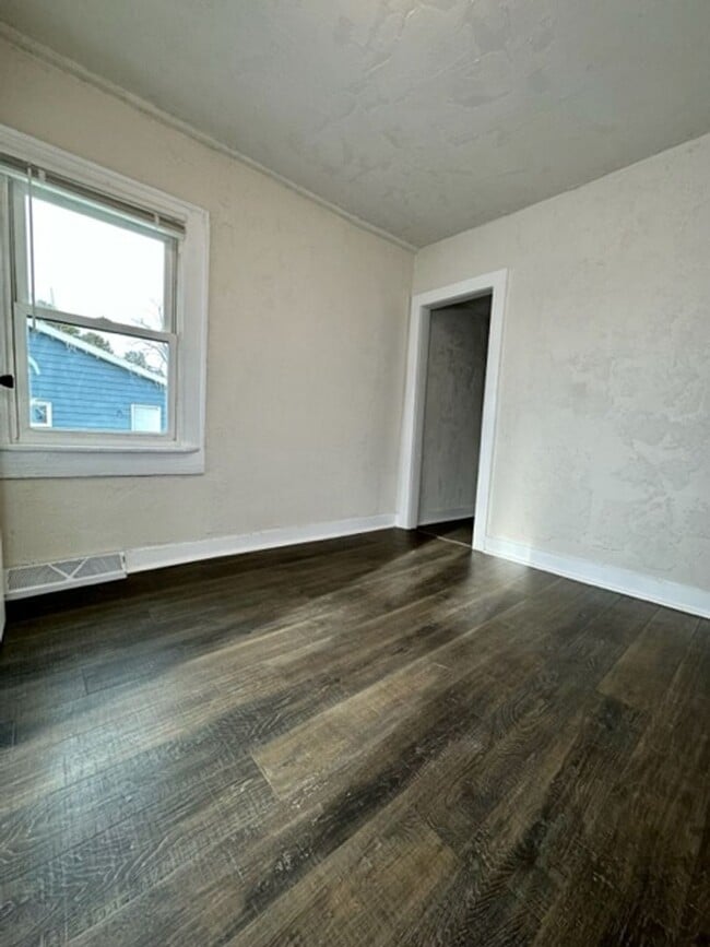 Building Photo - Charming 2 Bedroom 1 Bath Single Family Home!