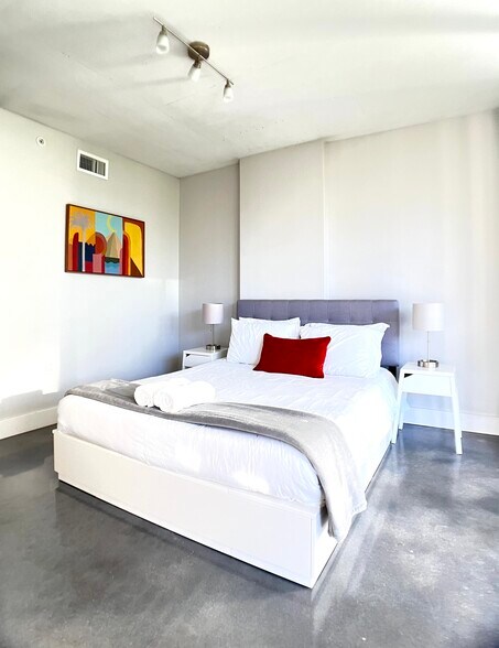 Large master bedroom with queen bed, on suite bathroom, and walk-in closet - 6620 Indian Creek Dr