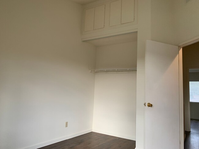 Building Photo - 3 bedroom, 2 1/2 bath townhome located nea...