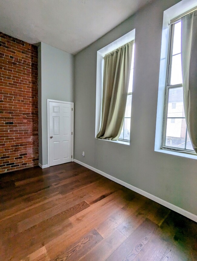 Building Photo - 926 Southbridge St