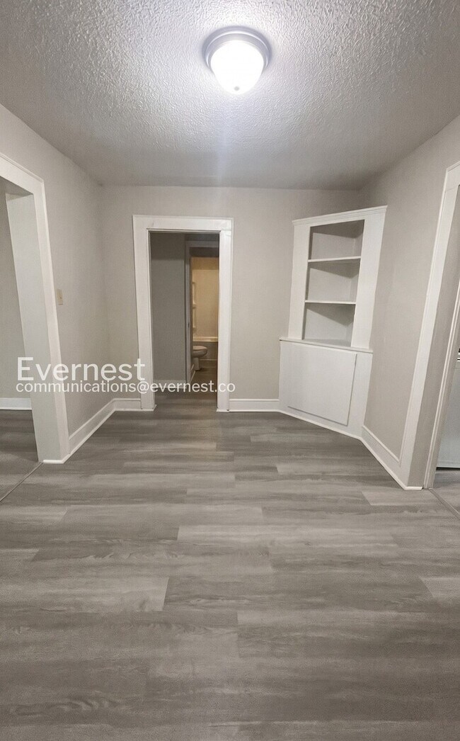 Building Photo - 2 Bed, 1 Bath Home with Off-Street Parking / Vouchers Accepted / Available Now!