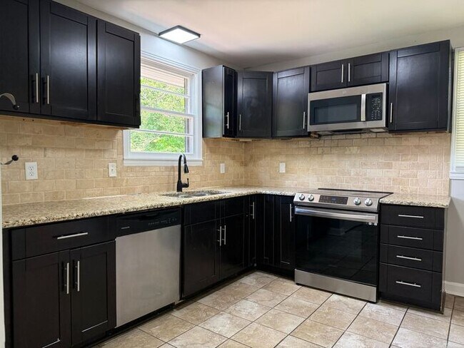 Building Photo - Lovely and Spacious Home in South Nashville - Garage and Fenced in Yard