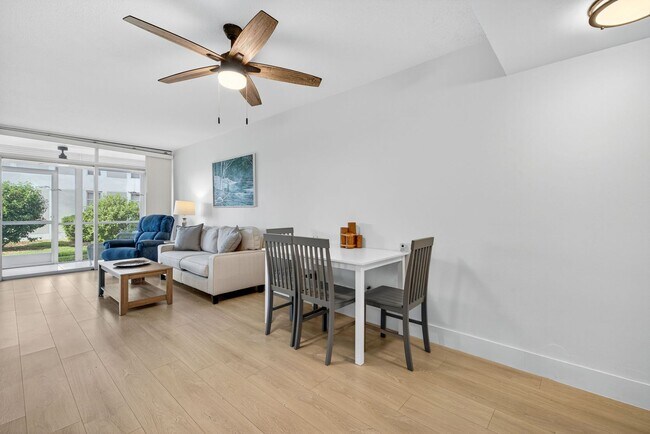 Building Photo - Vacation Rental 1 Bedroom 1 Path