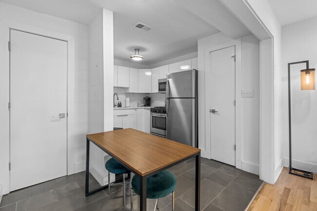 Building Photo - 1136 Crescent Ave NE