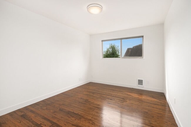 Building Photo - 1 Month Free! Greenlake 2 Bedroom - Top Floor, Washer/Dryer, Private Balcony, Parking Available