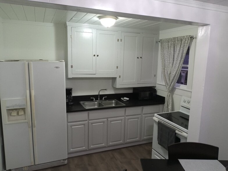 Kitchen - 2427 W Southcross Blvd
