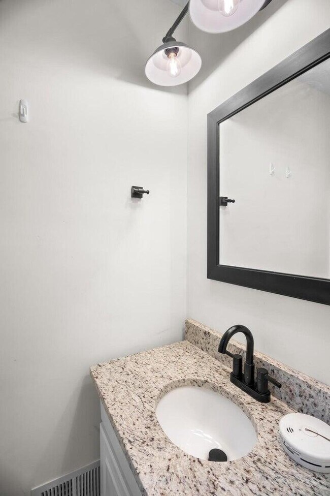 Building Photo - 1416 Two Notch Rd SE