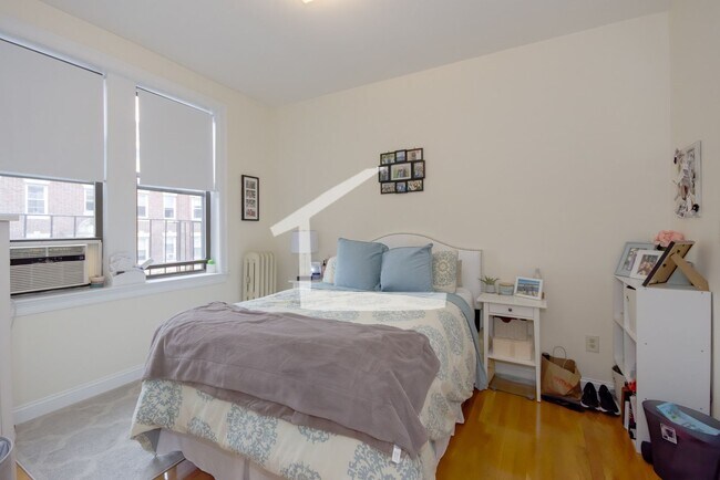 Building Photo - Impeccable Commonwealth Ave 2-bed, 1-bath Avail for 9/1!
