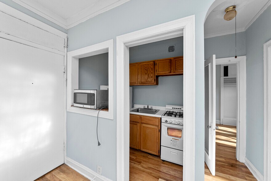 Building Photo - 4614 N Paulina St