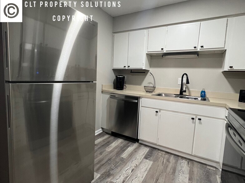 Kitchen - 1914 Meadowlark Ln