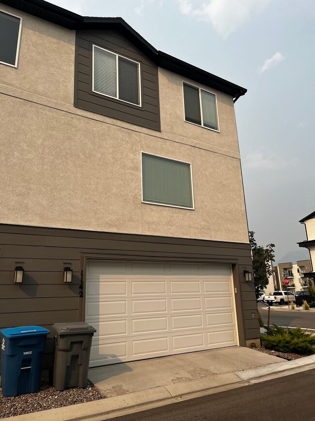 Building Photo - Beautiful Row End Townhouse
