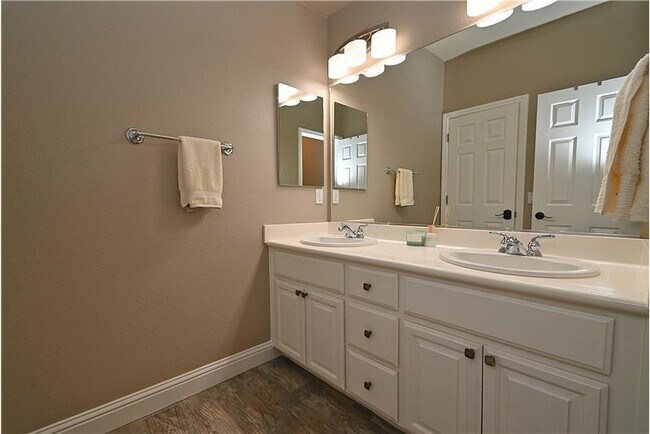 Building Photo - 829 Deer Spring Cir