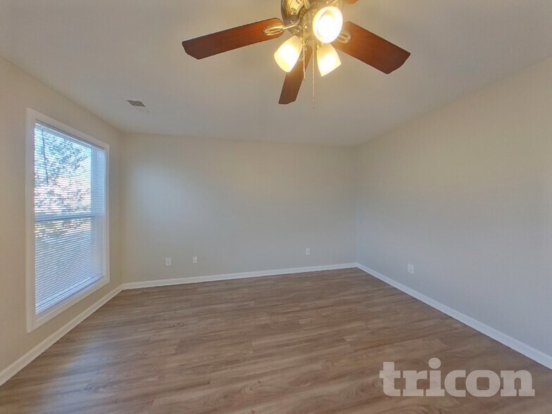 Building Photo - 831 Dovefield Ln