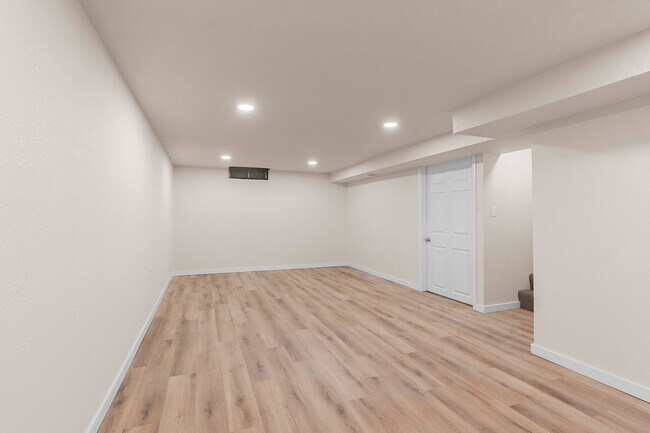 Building Photo - 1045 Green Acres Ln