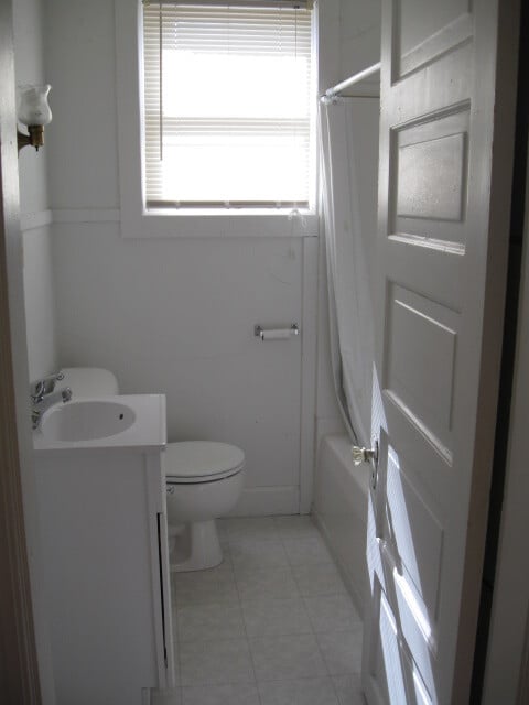 Building Photo - 700 E 4th St