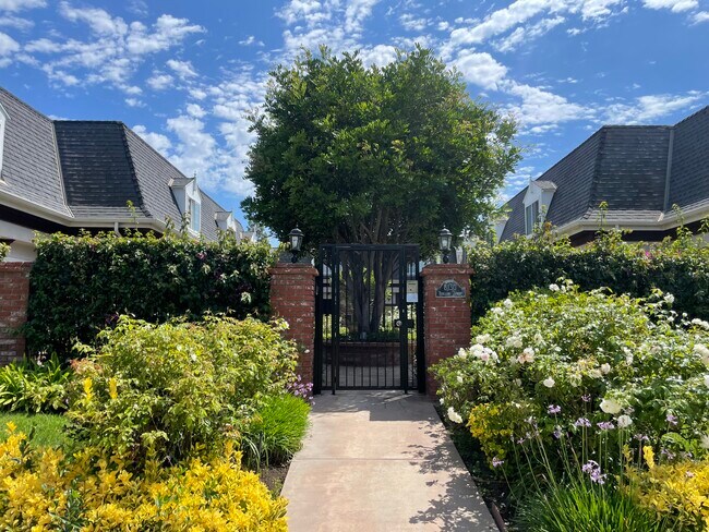 Remodeled top unit apartment with open layout - 8130 Redlands St