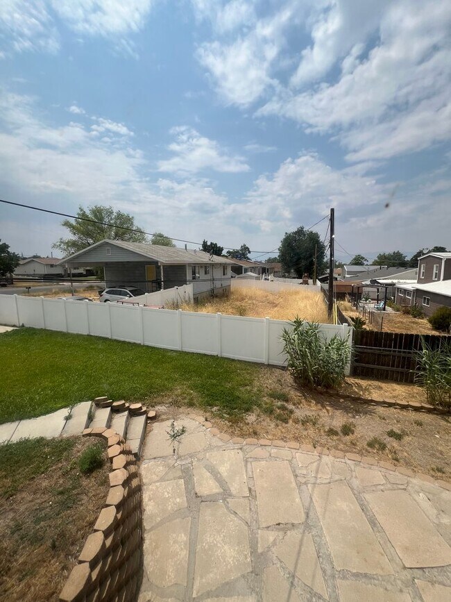 Building Photo - 345 E 400 N