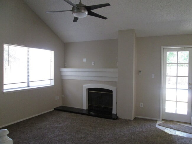 Building Photo - Northwest Home with Pool