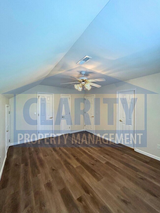 Building Photo - Three-bedroom townhome in Chattanooga!