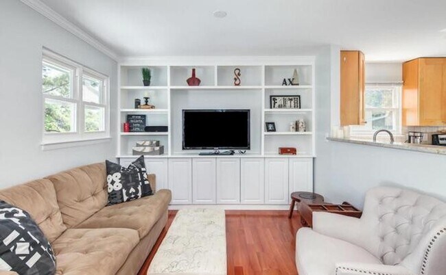 Building Photo - Splendid Split Foyer Home on Cul-de-Sac in...