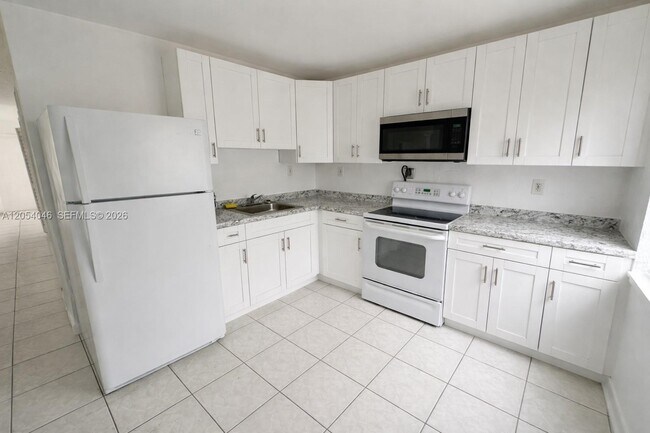 Building Photo - 1405 NW 5th Ct