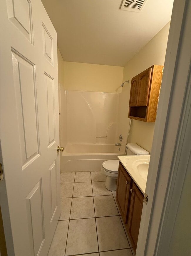 Building Photo - Great 2 Bedroom Condo off of Mellwood Ave