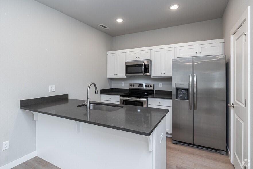 3BR, 2BA - 1,154SF - Kitchen - Farmington Hills