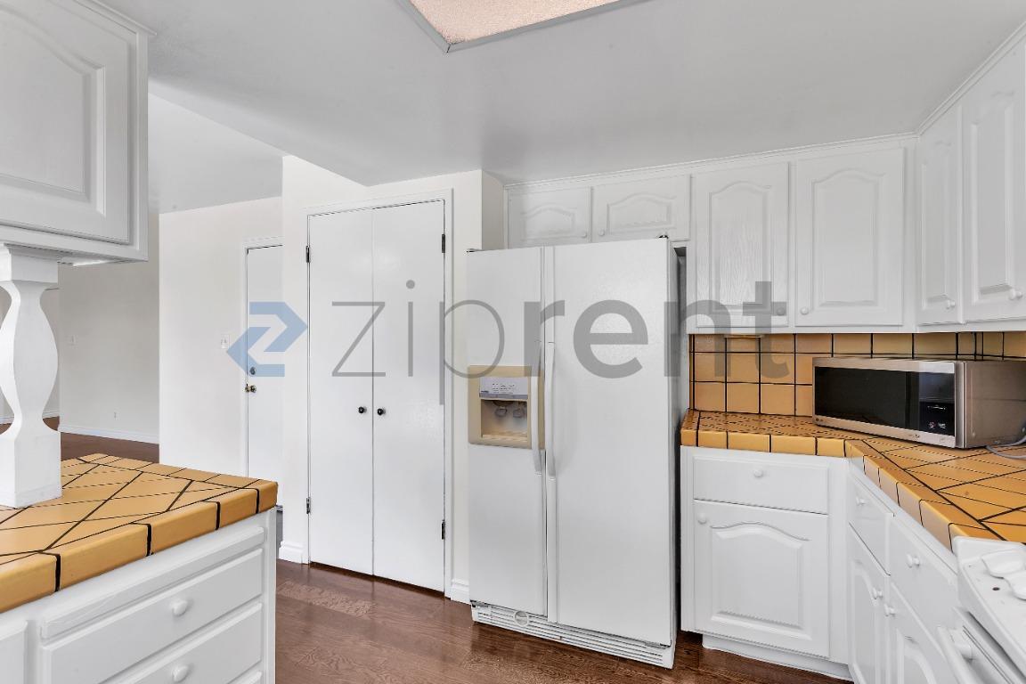 Building Photo - Unit