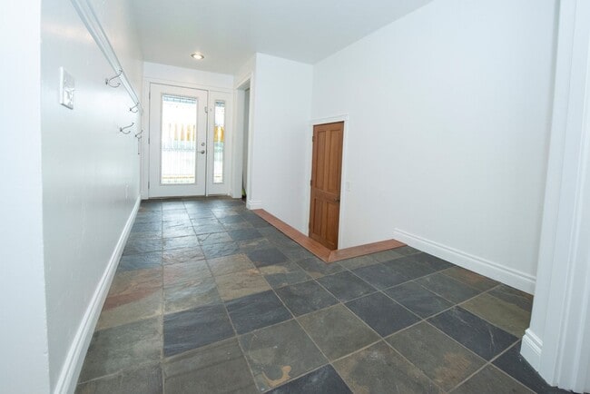Building Photo - 1324 Zarvis Pl