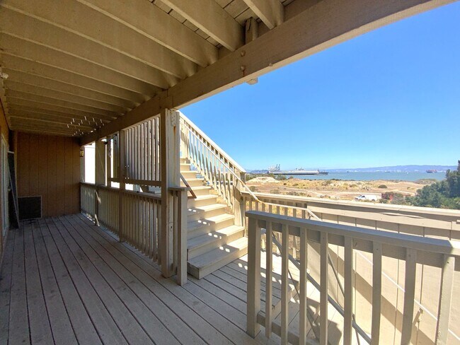 Building Photo - UPDATED, Spacious 1BR! DECK! STAINLESS APPLIANCES! HARDWOOD!