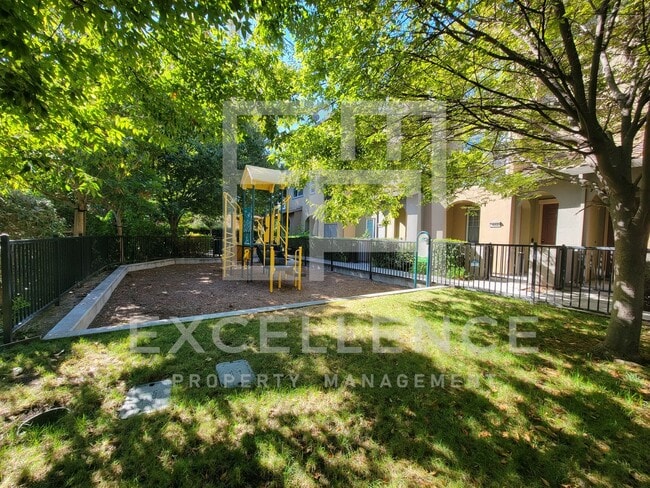 Building Photo - Updated 3 Story Townhouse with Garage, in Willow Glen!