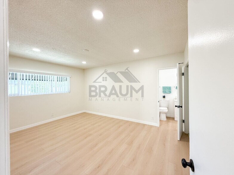 Building Photo - 13129 Oxnard St