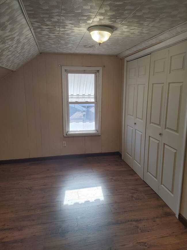 Building Photo - SPACIOUS 4 BEDROOM IN NORTH PARKERSBURG